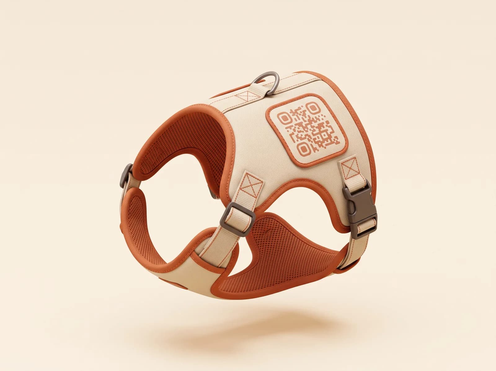 Chaleco Básico en color arena con ribetes terracota, forro de malla y un parche cuadrado con código QR en el lomo.